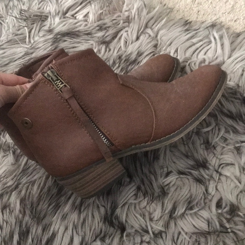 Cute brown booties size 6
